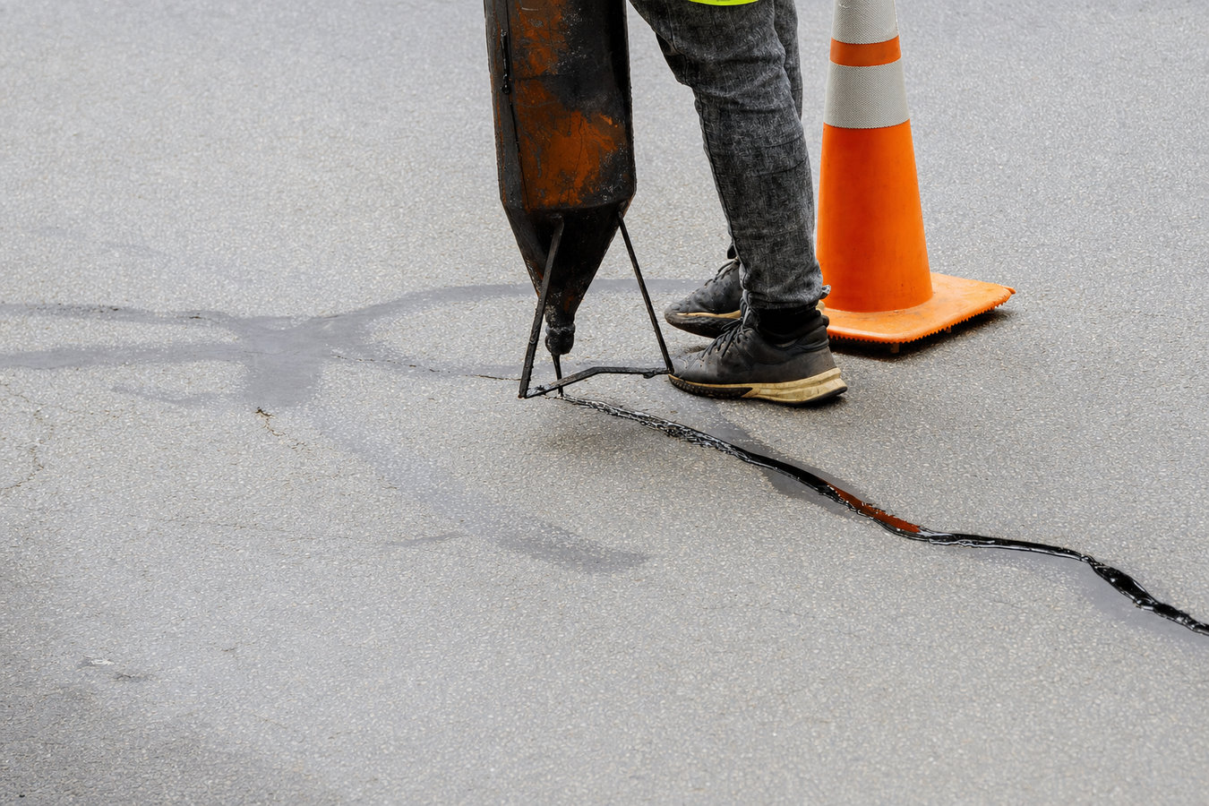 Asphalt crack sealing
